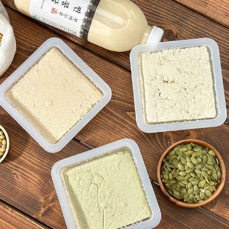 국산콩 100% 
전통 맷돌 방식으로 갈아만든 프리미엄 찐두부!!!